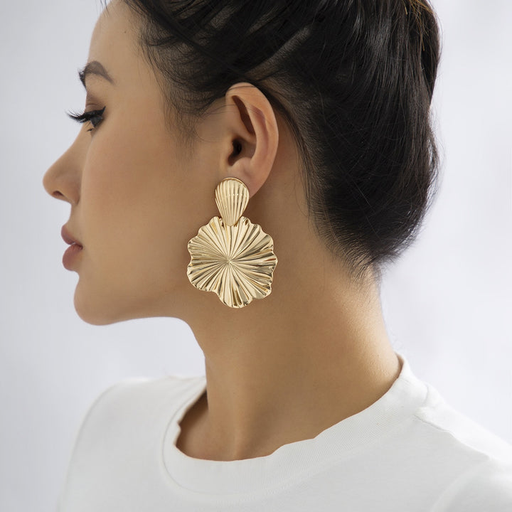 Boucle d'oreille pendante plissée coquillage fleur - Femme, élégance intemporelle et charme irrésistible pour une journée en bord de mer ou une soirée estivale.