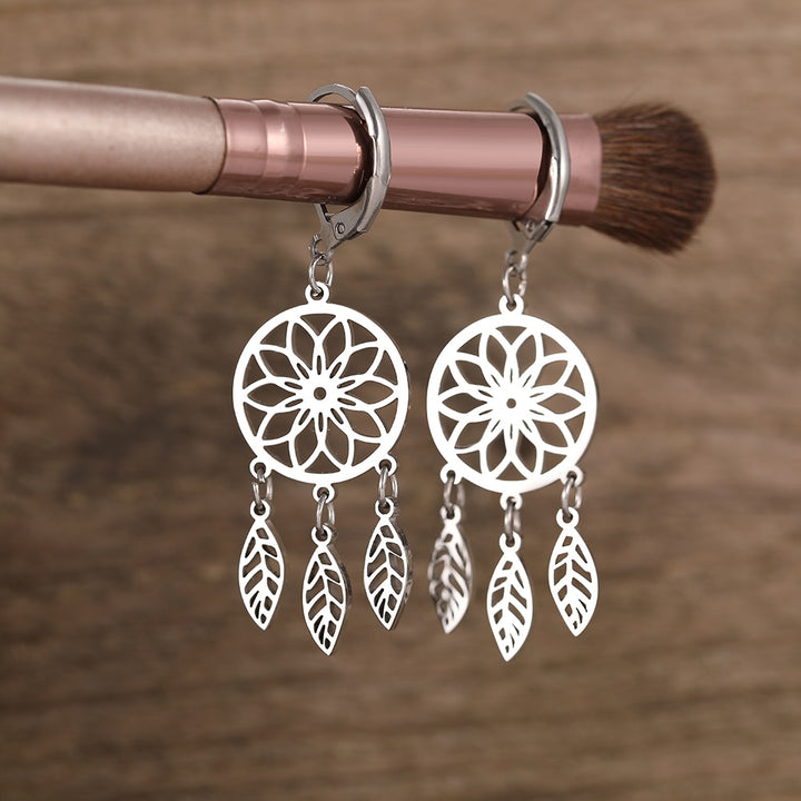 Boucle d'oreille pendante attrape-rêve avec plumes en acier inoxydable. Légèreté et protection contre les mauvais rêves. Style bohème raffiné.