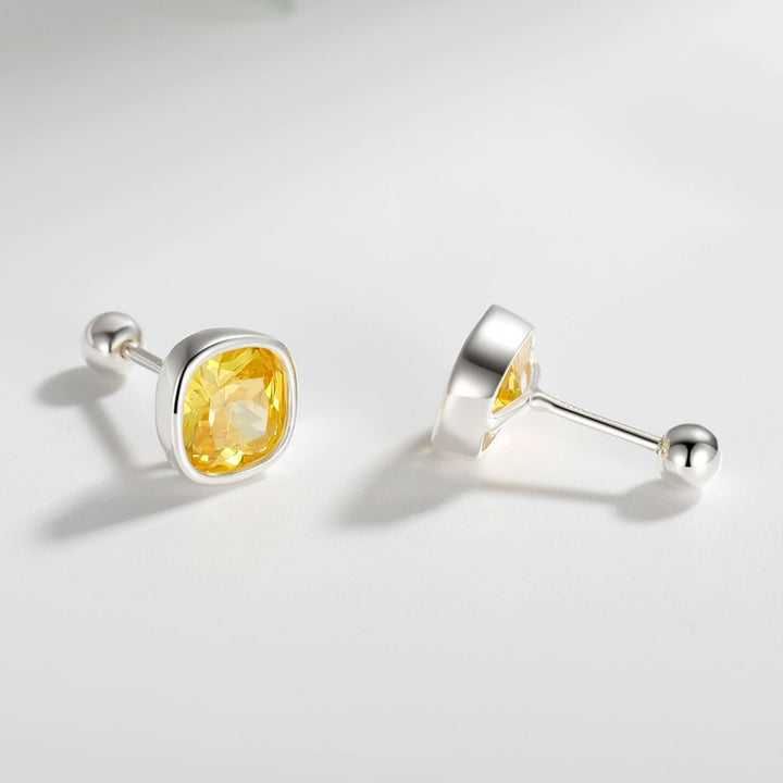 Une paire de boucles d'oreille en argent 925 avec un strass carré coloré - Enfant - 6,8 x 6,8 mm - 1,5 g - Sécurité et confort.