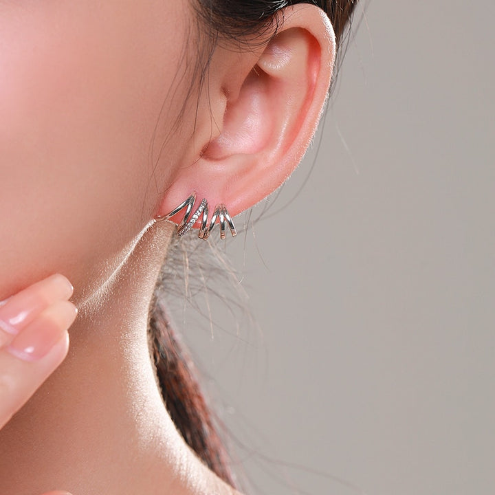 Boucle d'oreille grimpante anneaux strass - Femme - Argent 925, une succession de cercles ouverts sertis de strass scintillants, captivant le long du lobe de l'oreille pour une élégance moderne et intemporelle.