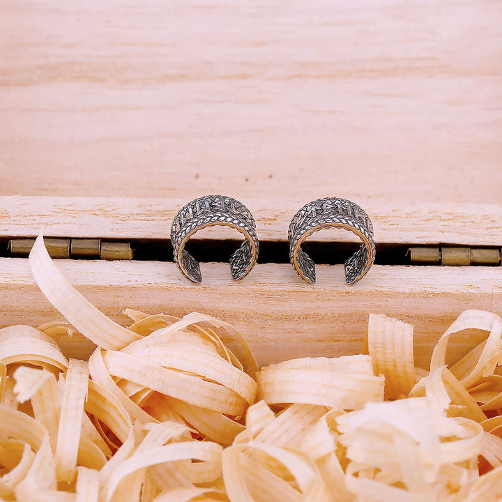 Une paire de boucles d'oreille martelées et tressées pour le cartilage - Homme - Acier inoxydable 316L - Runes gravées - Design vintage en argent vieilli.