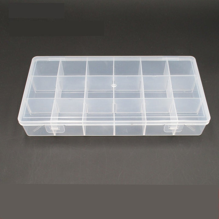 Une boîte de rangement transparente à compartiments pour boucles d'oreille en plastique. Organisez vos bijoux avec style et protégez-les. Disponible en 18 ou 24 compartiments. Dimensions : 21 x 11 x 3,3 cm ou 19 x 13 x 2,2 cm. Poids : 30 g. Rectangulaire, épurée et moderne.