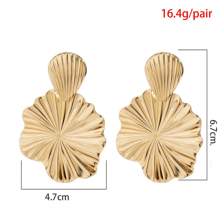 Boucle d'oreille pendante plissée coquillage fleur - Femme: élégance dorée avec un coquillage évoquant la beauté intemporelle de la mer. Une fleur pendante apporte une touche florale délicate. Dimensions: 6,7 x 4,7 cm. Poids: 8,2 g. Matériau: Alliage de zinc. Style: Boucle d'oreille pendante.