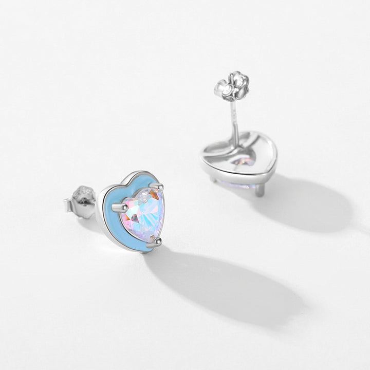 Boucle d'oreille cœur bleu avec diamant zirconium, argent 925 - Femme. Élégantes et romantiques, ces boucles d'oreille en forme de cœur captivent avec un diamant bleu et rose, rappelant les couleurs d'un ciel au crépuscule. Parfaites pour une touche de modernité.