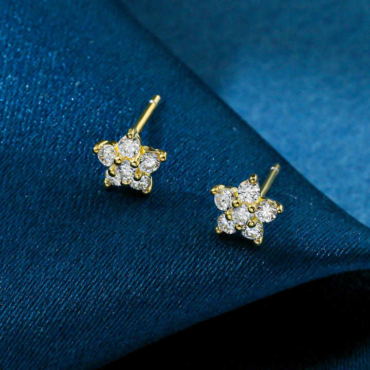 Boucle d'oreille fleur diamant moissanite - Élégance intemporelle avec des diamants moissanites étincelants ornant chaque pétale et le cœur de la fleur. Disponible en or blanc ou or jaune. Idéale pour illuminer votre quotidien ou une occasion spéciale. 5g, 0,36ct(2mm), 1,2ct (3mm), 3,6 ct (4mm).