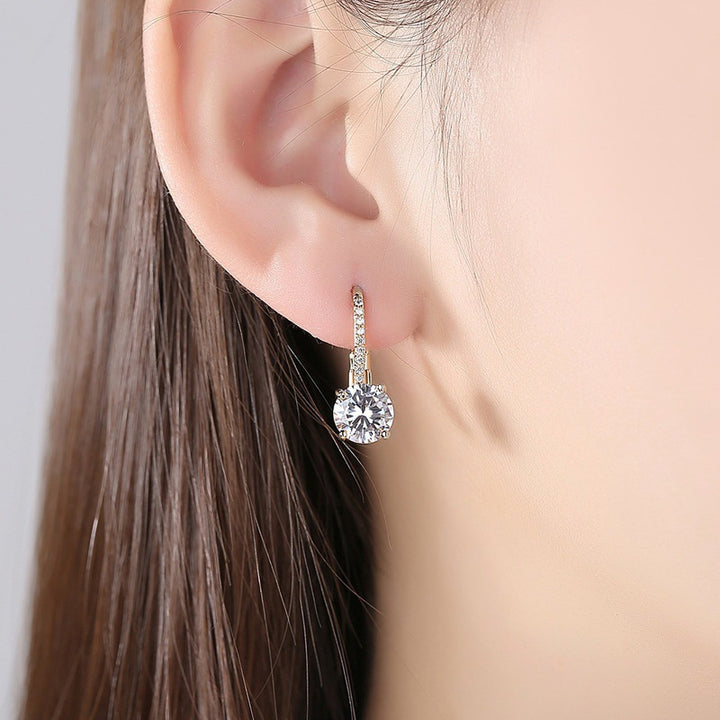 Boucle d'oreille dormeuse avec diamant et strass pour femme en argent 925. Éclat irrésistible pour illuminer votre visage.