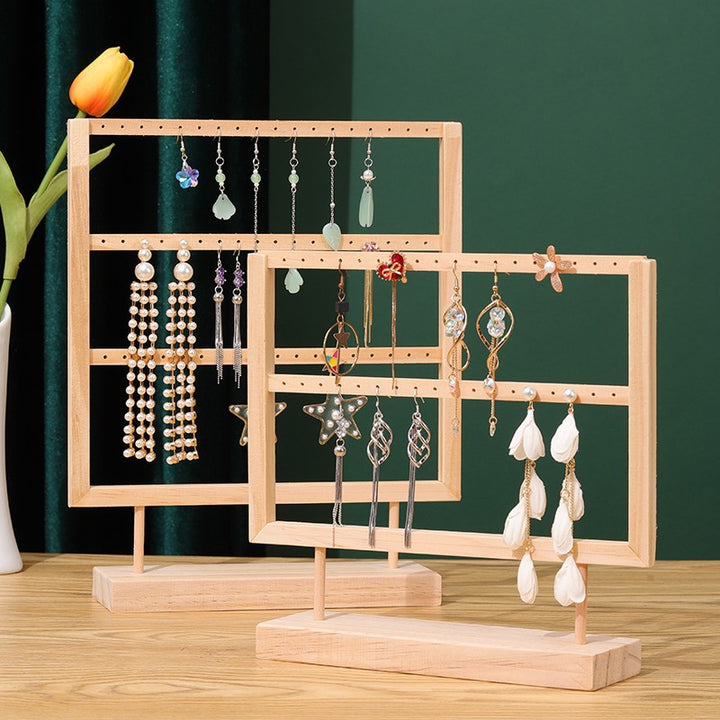 Présentoir en bois pour boucles d'oreille, minimaliste et fonctionnel. Organisez vos bijoux avec élégance et simplicité. Choisissez entre deux ou trois rangées pour mettre en valeur vos boucles d'oreille. Un objet déco chaleureux pour un intérieur moderne ou scandinave.