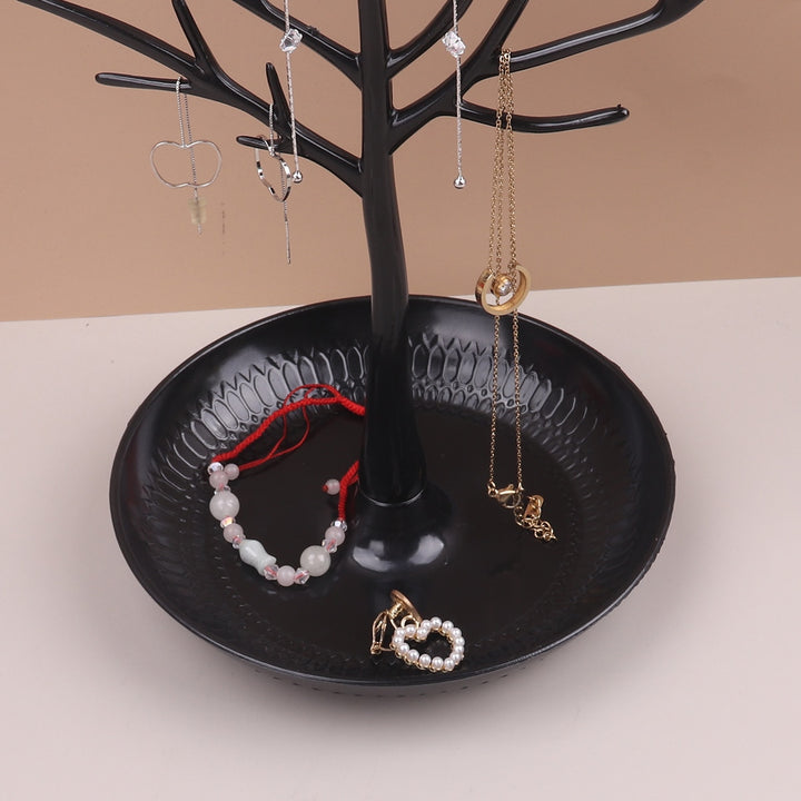 Un présentoir arbre avec des bijoux exposés.