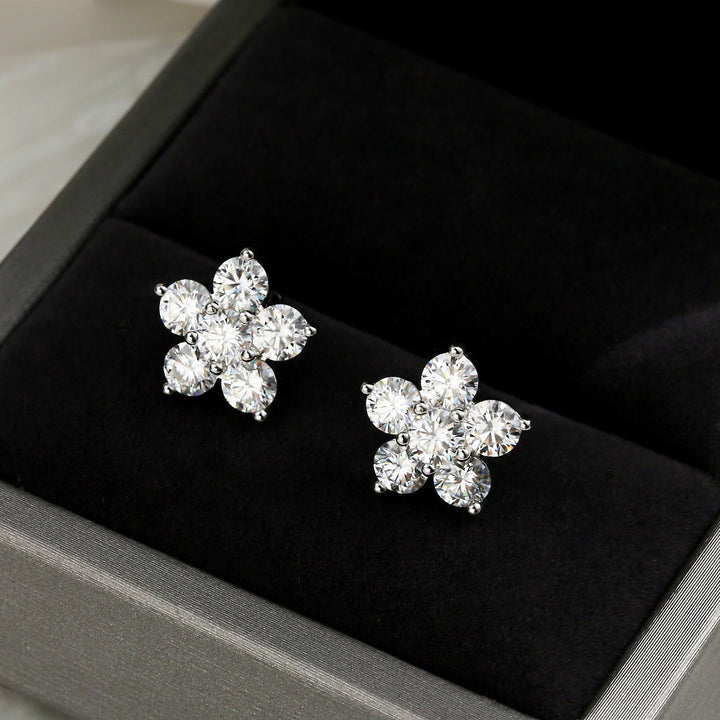 Boucles d'oreille fleur diamant moissanite - Élégance intemporelle et éclat captivant. Parfaites pour une occasion spéciale ou pour illuminer votre quotidien. Disponibles en or blanc ou or jaune.