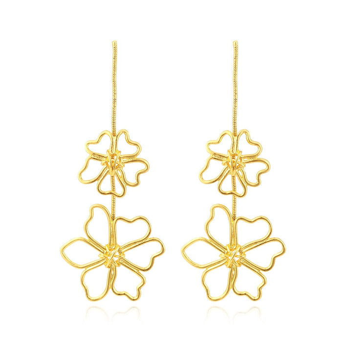 Boucle d'oreille longue pendante dorée avec fleurs métalliques - Femme. Un design élégant et moderne qui réinterprète la beauté florale dans un alliage de zinc solide et léger. Parfait pour une soirée ou une occasion spéciale. 11,8 x 4,7 cm, 23,5 g.