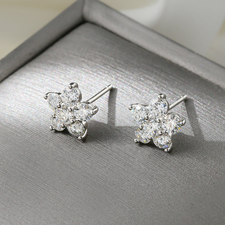 Boucle d'oreille fleur diamant moissanite - Élégance intemporelle avec des diamants moissanites ornant chaque pétale et le cœur de la fleur. Disponible en or blanc ou or jaune. Idéale pour illuminer votre quotidien ou une occasion spéciale. 5g, 0,36ct(2mm), 1,2ct (3mm), 3,6 ct (4mm).