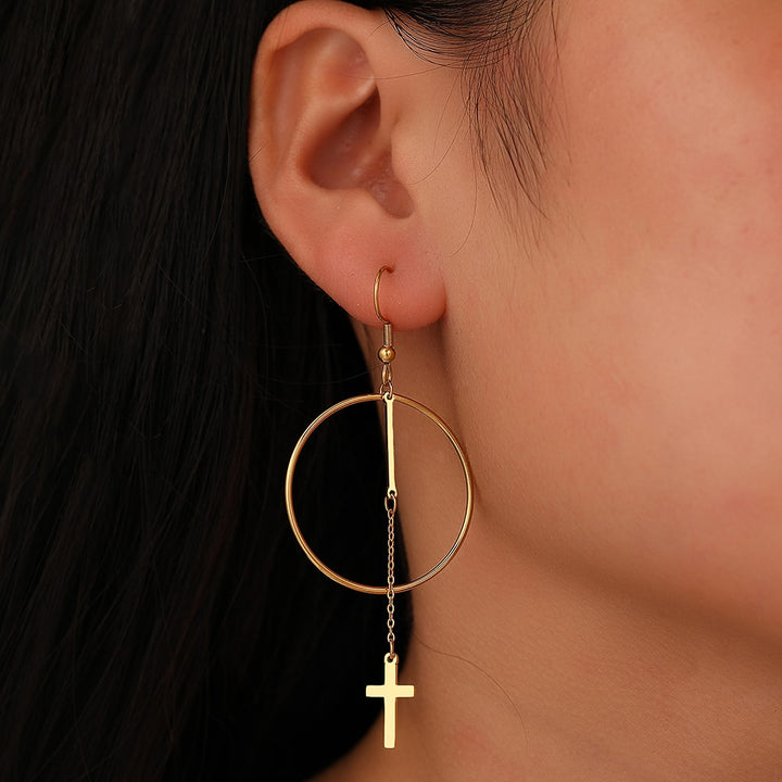 Boucle d'oreille créole avec chaîne et croix pendante pour femme en acier inoxydable plaqué or ou argent.