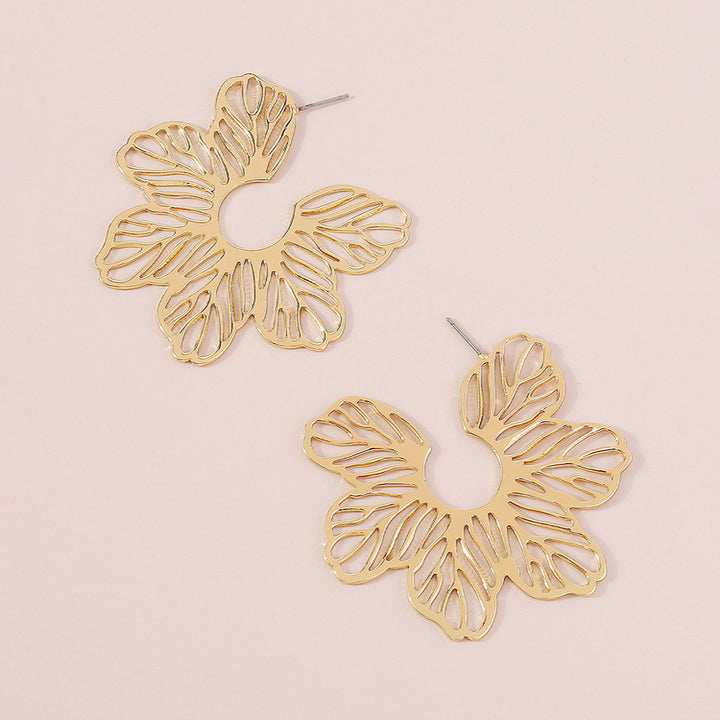 Boucle d'oreille créole fleur ajourée en alliage de fer - Femme. Une paire de boucles d'oreille dorées avec une fleur délicatement ajourée, apportant une dimension artistique unique. Idéales pour agrémenter chaque tenue d'une note poétique.