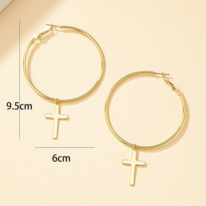 Boucle d'oreille créole croix pendante en or - Élégance et modernité se rencontrent dans ces boucles d'oreilles féminines. Parfaites pour toutes les occasions, elles ajoutent une touche raffinée à votre tenue. Dimensions : 9,5 x 6 cm. Matériau : Alliage de zinc.