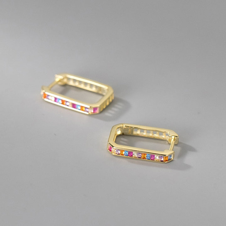 Boucle d'oreille créole rectangulaire avec strass colorés - Femme - Argent 925. Ajoutez une touche contemporaine à votre collection avec ces boucles d'oreille étincelantes.