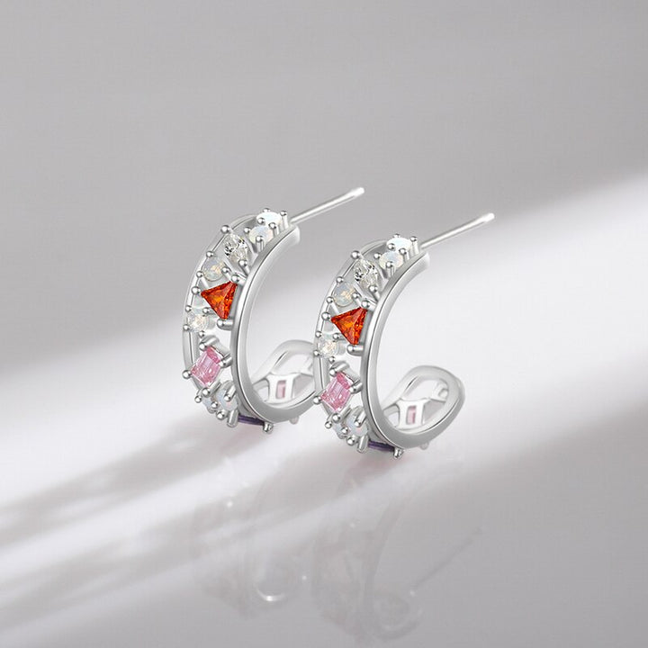 Boucle d'oreille créole large ajourée avec diamants multicolores - Femme - Argent 925. Un kaléidoscope de couleurs scintillantes.