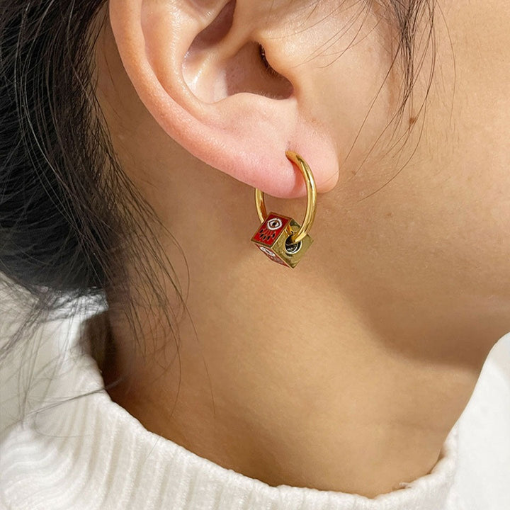 Boucle d'oreille créole avec cube coloré et œil bohème en acier inoxydable plaqué or - Femme. Détails soignés pour un look élégant et tendance.