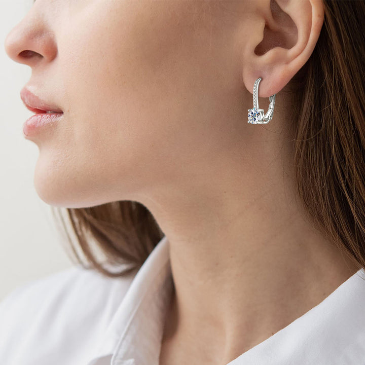 Boucle d'oreille dormeuse avec diamant et strass pour femme - Argent 925. Mettez en valeur votre visage avec ces boucles d'oreille élégantes et modernes.