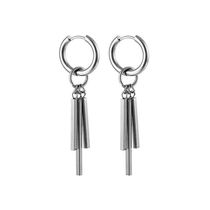 Une paire de boucles d'oreille pendantes avec des barres en argent - Homme - Acier inoxydable. Un design moderne inspiré du style emblématique de Zoro. Deux anneaux enchevêtrés et trois barres métalliques pendent élégamment. Disponible en versions rondes ou rectangulaires. Adaptabilité à tous les styles masculins.