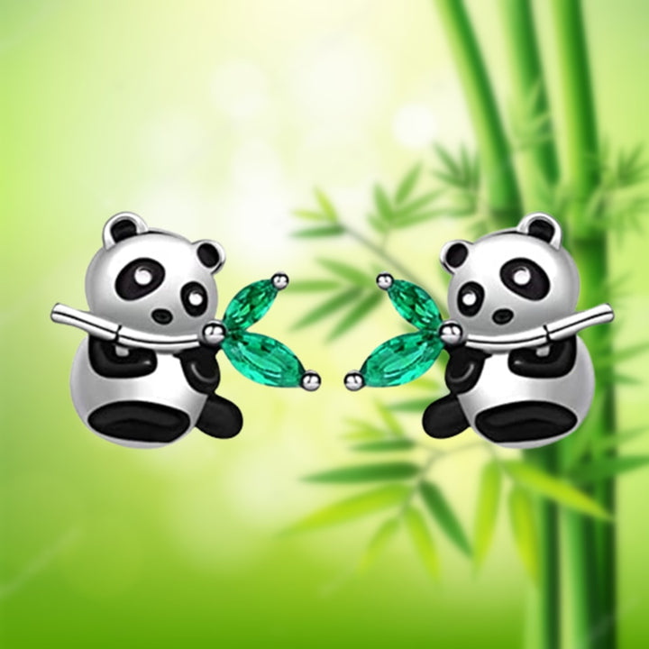 Boucle d'oreille panda bambou strass émeraude - Enfant : un panda tenant un bambou avec des feuilles en strass vert émeraude.