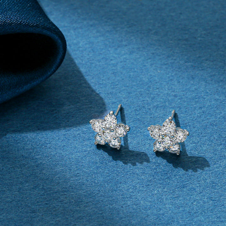 Boucle d'oreille fleur diamant moissanite - Élégance intemporelle avec des diamants moissanites étincelants, idéale pour illuminer votre quotidien ou une occasion spéciale. Disponible en or blanc ou or jaune.