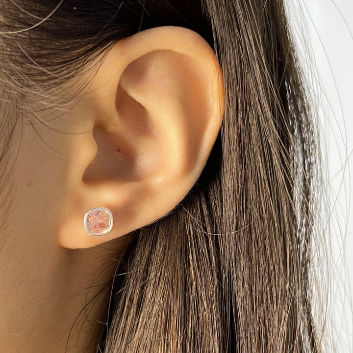 Boucle d'oreille strass coloré carré en argent 925 pour enfant. Sécurité et confort avec tige droite et boule métallique pour fixation sans danger.