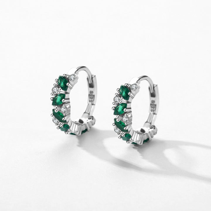 Boucle d'oreille créole argent 925, diamants émeraudes - Femme. Élégantes boucles ornées de diamants ronds et amandes pour un éclat majestueux.