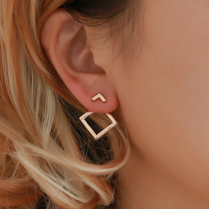 Boucle d'oreille géométrique carré - Femme: une oreille de femme avec une boucle d'oreille en forme de carré, ajoutant une touche moderne à n'importe quelle tenue.