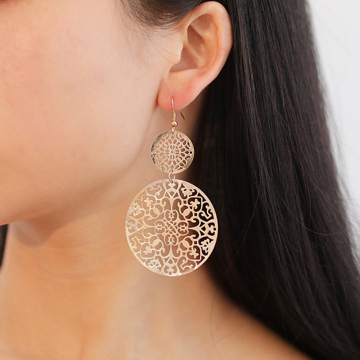 Boucle d'oreille pendante bohème avec mandala ajouré en métal - Femme. Design minutieux et délicat, parfait pour une touche ethnique à vos tenues.