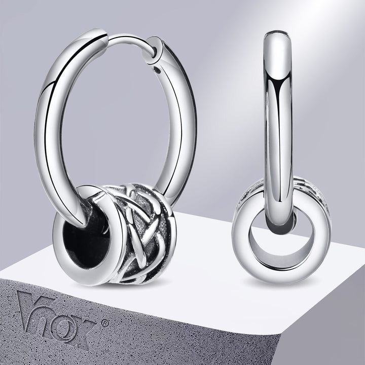 Une paire de boucles d'oreille en argent avec un motif tressé viking pour homme - Acier inoxydable argent.