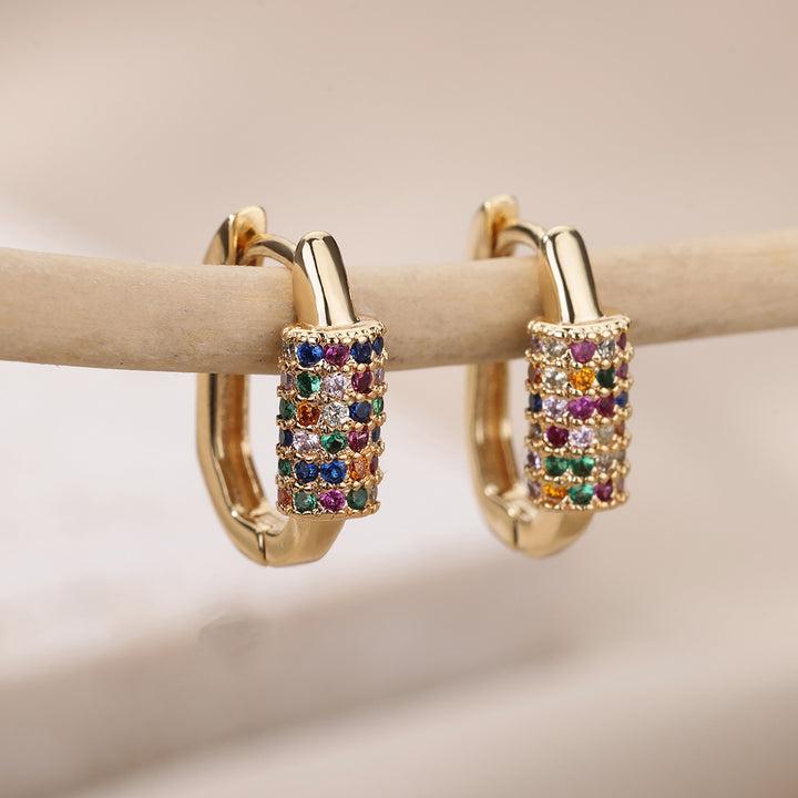 Boucle d'oreille créole ovale avec bague strass multicolores - Femme - Acier inoxydable. Ajoutez une touche de glamour et d'originalité à votre tenue avec ces boucles d'oreille étincelantes.