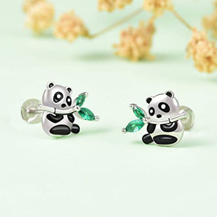 Boucle d'oreille panda bambou strass émeraude - Enfant: une paire de boucles d'oreilles argentées avec des motifs verts et noirs représentant des pandas tenant un bambou, orné de feuilles en strass d'émeraude. Un univers mignon et enchanteur pour les enfants. Dimensions: 10 mm. Poids: 2,3 g. Style: Boucle d'oreille strass, émeraude.