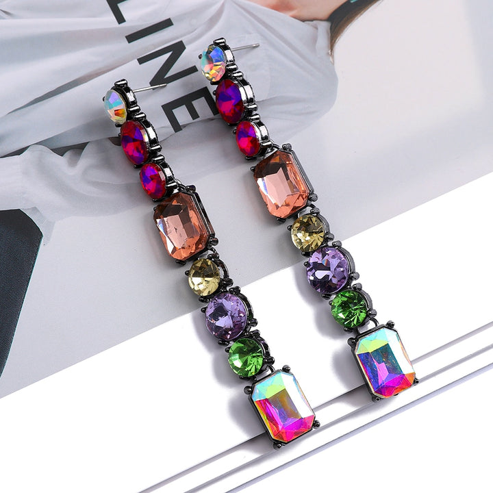 Boucle d'oreille longue avec pierres colorées en cristal - Femme. Bijou sophistiqué et tendance pour illuminer votre allure. Disponible en 9 couleurs.
