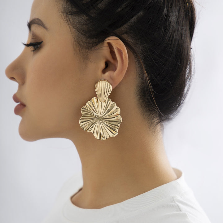 Boucle d'oreille pendante plissée coquillage fleur - Femme : Élégantes boucles d'oreille en métal doré avec un coquillage évoquant la beauté de la mer et une fleur pendante délicate. Parfaites pour une journée en bord de mer ou une soirée estivale.